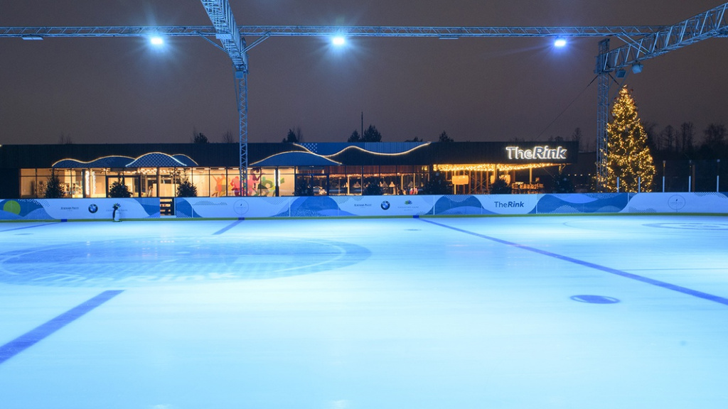 LE COMPLEXE DE GLACE DE RINK À MOSCOU.jpg