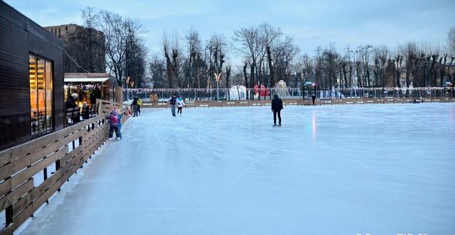 ROULEAU DANS LE PARC TAGANSKY.jpg