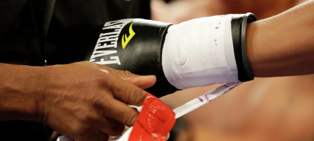 fixation des gants de boxe