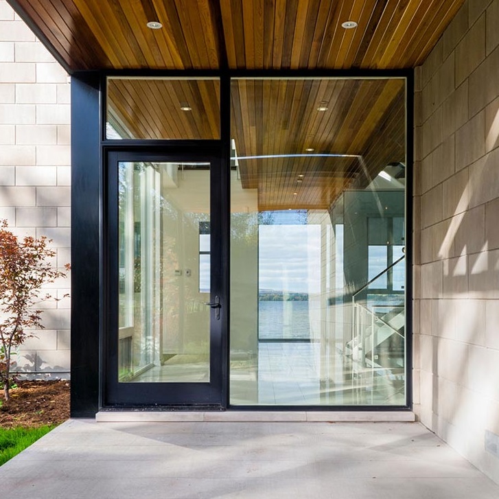 Portes d'entrée en verre dans la maison