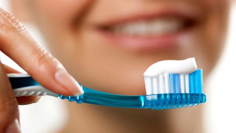 Matériau, rigidité et dimensions des poils de brosse à dents