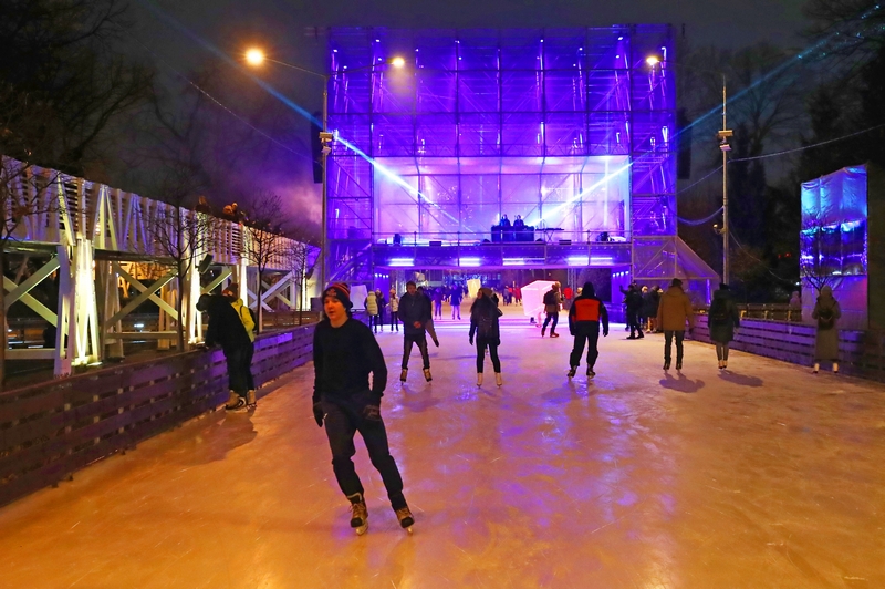 USINE DE GENS HEUREUX À GORKY PARK.jpg