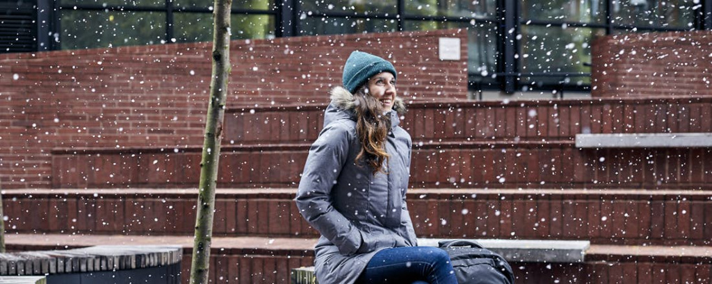 femme en veste d'hiver en hiver