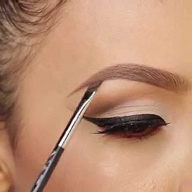 Comment choisir la peinture pour sourcils